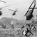 Helicópteros do exército dos EUA sobrevoam região próxima à fronteira do Camboja. Militares armados com metralhadoras tentam conter o avanço das tropas sul-vietnamitas em um ataque a um acampamento vietcong, no noroeste de Saigon