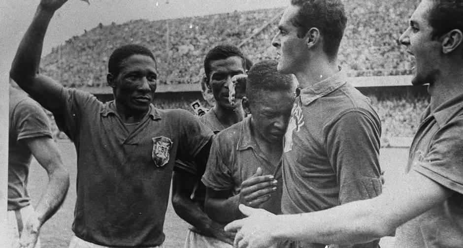 História. Djalma Santos, Didi, Pelé, Gilmar e Orlando comemoram o título mundial, ao vencer a Suécia, país sede do campeonato, por 5 a 2