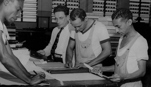 Lei. Funcionários do Congresso preparam as capas de duas cópias da Constituição de 1946