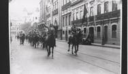 Novo governo. Tropas revolucionárias desfilam pelas ruas do Rio de Janeiro em outubro de 1930