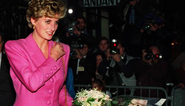 Solteira. Em 1995, em entrevista, Lady Di confessou que traíra o príncipe Charles