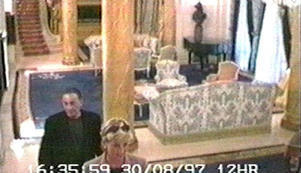 Registro. Horas antes de morrer, a princesa Diana atravessa o salão do Hotel Ritz com o namorado, Dodi al-Fayed, em Paris