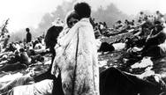 Paz e amor. Um casal se abraça durante o Festival de Woodstock, em agosto de 1969, nos Estados Unidos