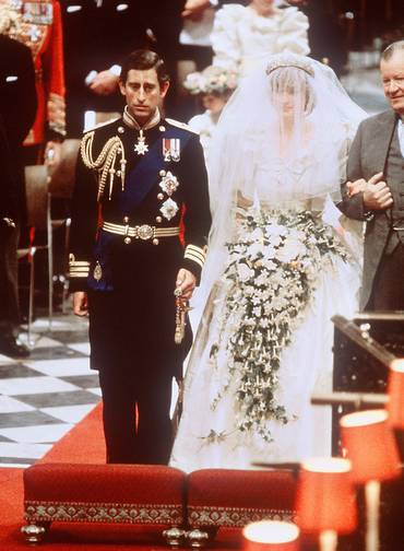 Casamento. De braços dados com o futuro marido, príncipe Charles, Diana caminha pela Catedral de St. Paul