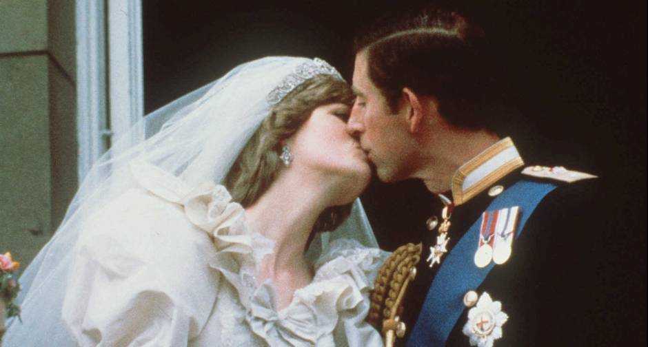 Felicidade. O beijo dos recém-casados no balcão do Palácio de Buckingham