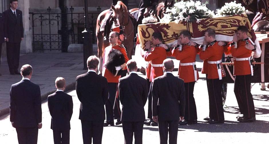 Cortejo. O príncipe Charles (ao centro), com os filhos William e Harry, observa o translado do caixão de Lady Di