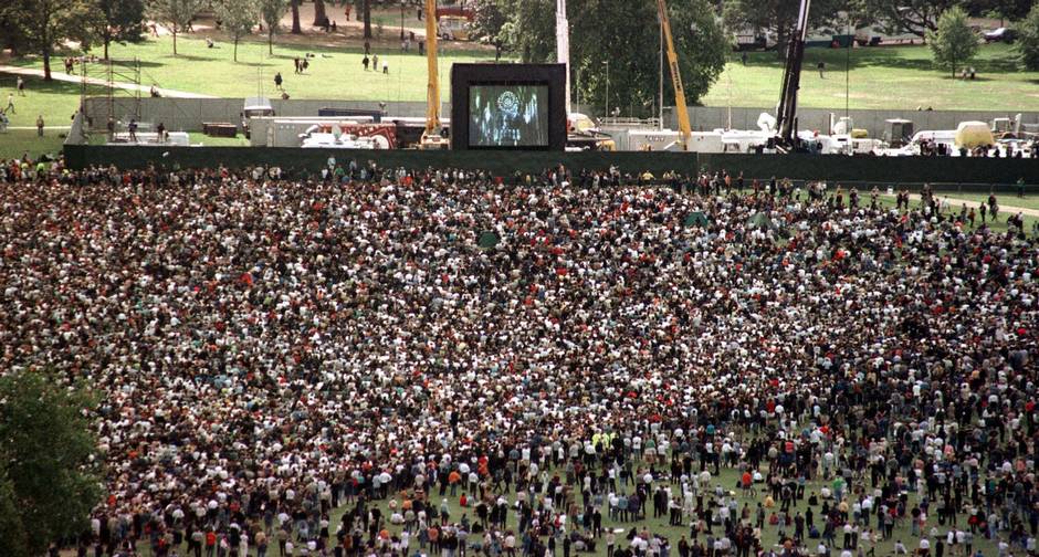 Adeus. Num telão instalado no Hyde Park, a multidão acompanha o funeral da princesa