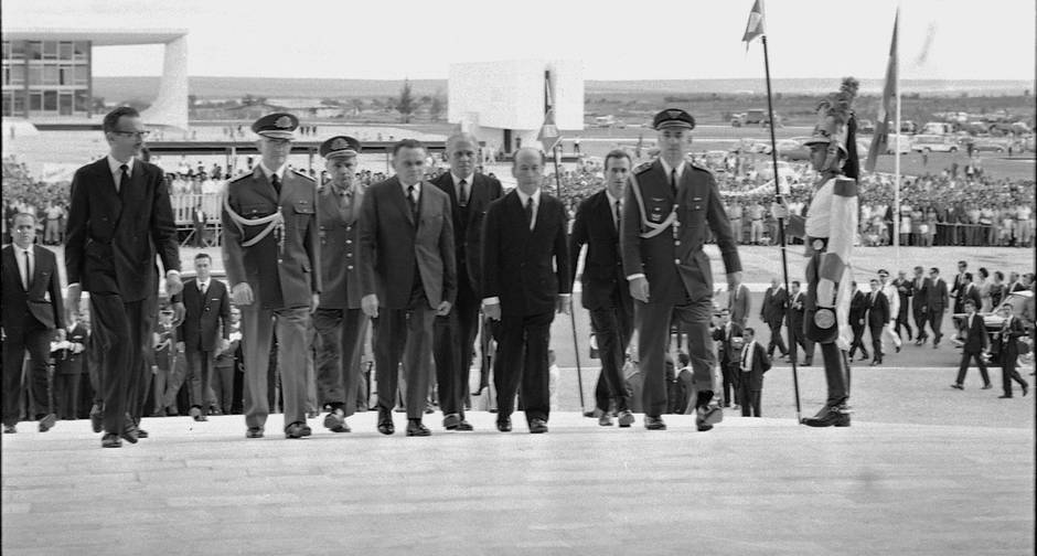 Planalto. Castelo Branco sobe a rampa ladeado por Ranieri Mazzilli e pelo general Ernesto Geisel