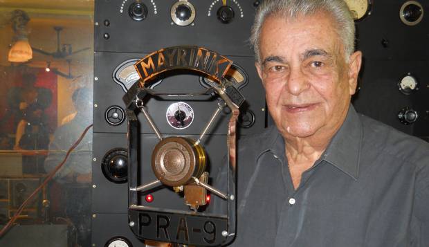 Herança. Tony Mayrink Veiga com um dos microfones da Rádio Mayrink Veiga