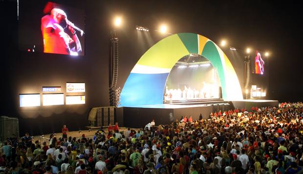 Olimpíada. Cariocas festejam na Praia de Copacabana a escolha do Rio para sediar os Jogos Olímpicos de 2016