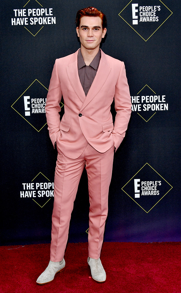 KJ Apa, 2019 E! People's Choice Awards, Red Carpet Fashion