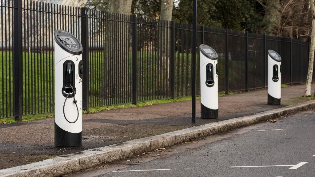 La Unión Europea exigirá la instalación de cargadores eléctricos cada 60 km