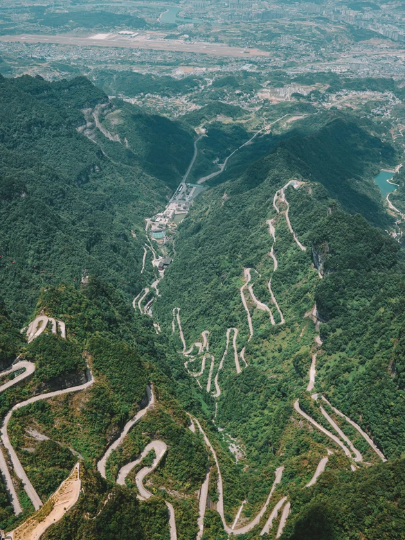 Tianmen mountain road (Photo: Unsplash)