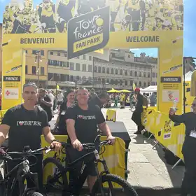 Sharon Shevo and Avida Bachar, after they took part in a short ride in the streets of Florence, posing at the entrance of the Tour's fan zone in Piazza di Santa Croce (photo by Amelie Botbo)