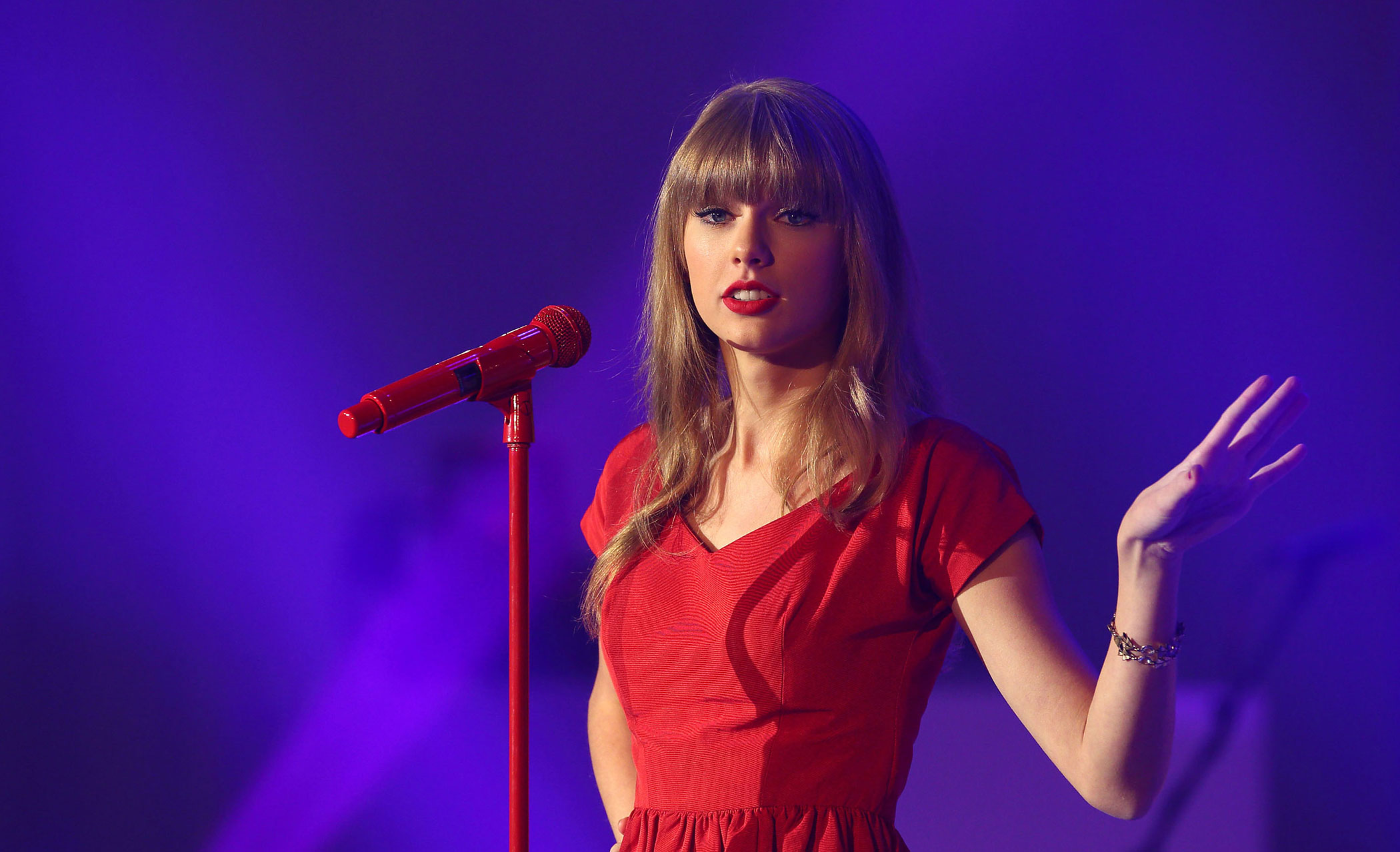 Taylor Swift Switches On Westfield London Christmas Lights