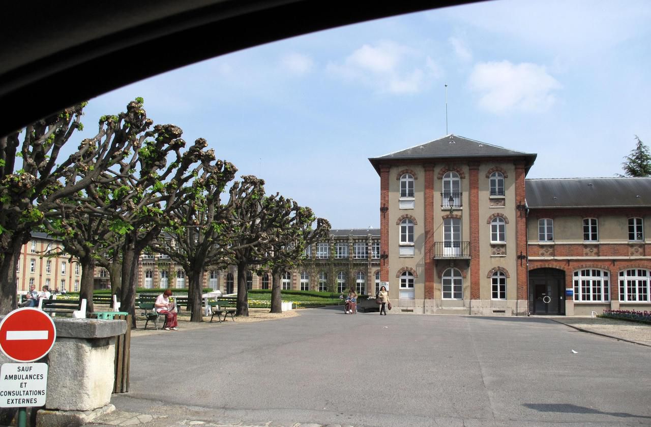 <b></b> Hôpitaux de Saint-Maurice. Le corps d’un patient accueilli dans le service psychiatrique a été retrouvé ce jeudi dans le parc. Il avait été signalé disparu le 3 août dernier. 