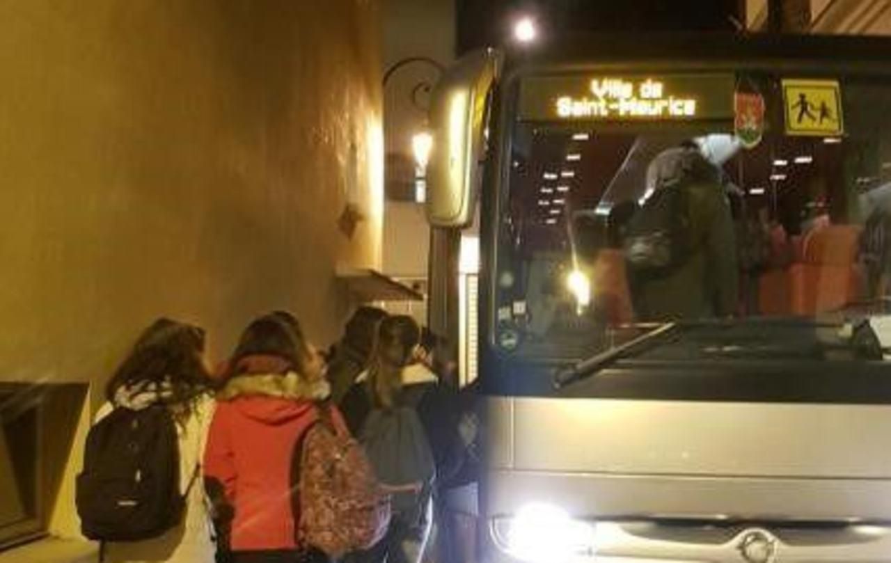 <b></b> Saint-Maurice, ce mardi matin. Jusqu’à 40 élèves utilisent chaque matin depuis une semaine la navette mise en place par la ville pour les déposer au collège Nocard le temps de la grève des transports.