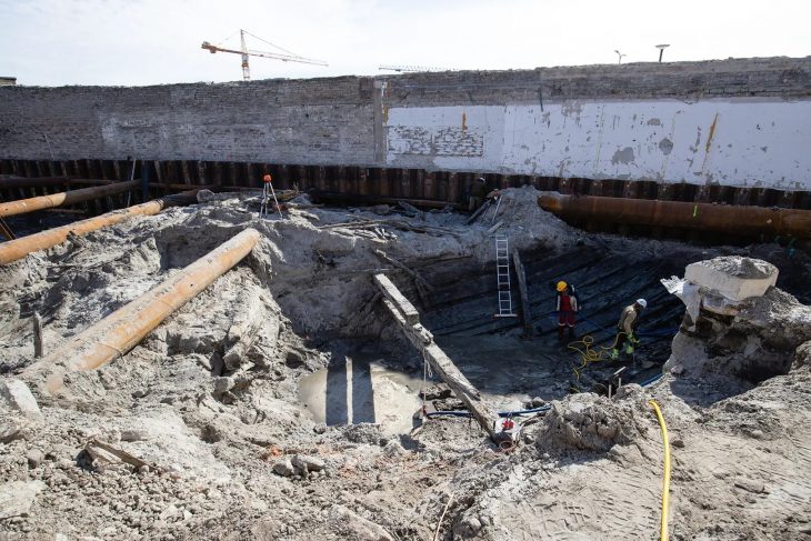 An unexpected shipwreck was unearthed by construction work at Lootsi 8 in Tallinn's Sadama neighborhood, near the Port of Tallinn. (Photo: Patrik Tamm/ERR)