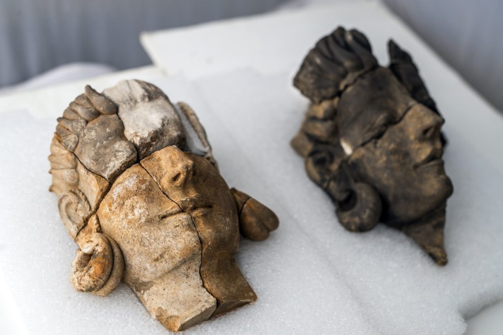 The ornate depiction of the stone busts, as well the inclusion of jewellery (hoop earrings) and their particular hairstyles, resemble ancient sculptures from the Middle East and Asia. Photo: Institute of Archeology of Mérida/Csic