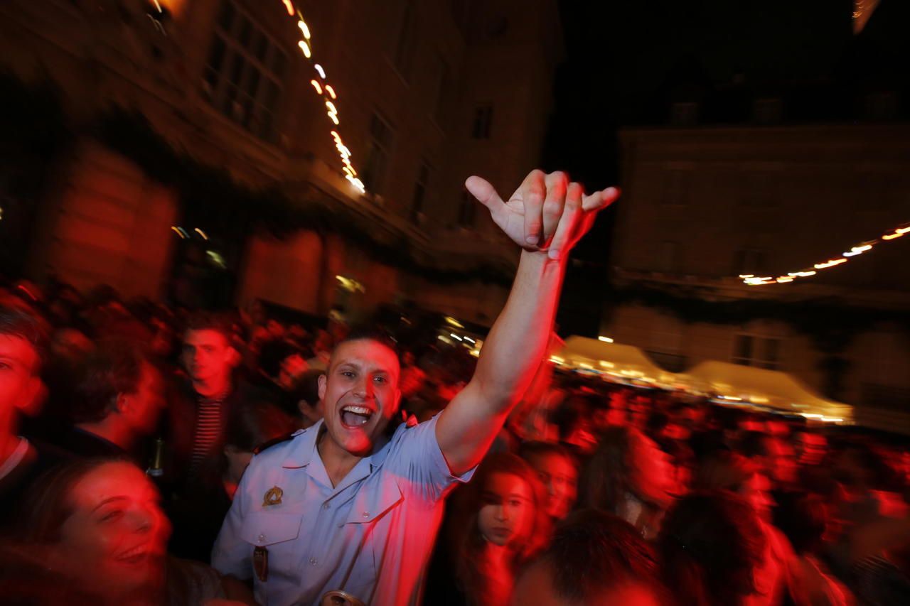 bal des pompier : ambiance rue blanche à paris