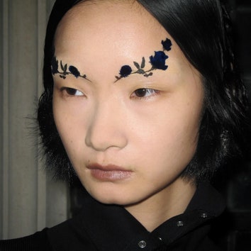 Rose-Embellished Brows Make for a Mesmerizing Beauty Statement at Simone Rocha