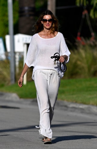 SURFSIDE FL  MARCH 17 Gisele BÃ¼ndchen is seen on March 17 2024 in Surfside Florida.