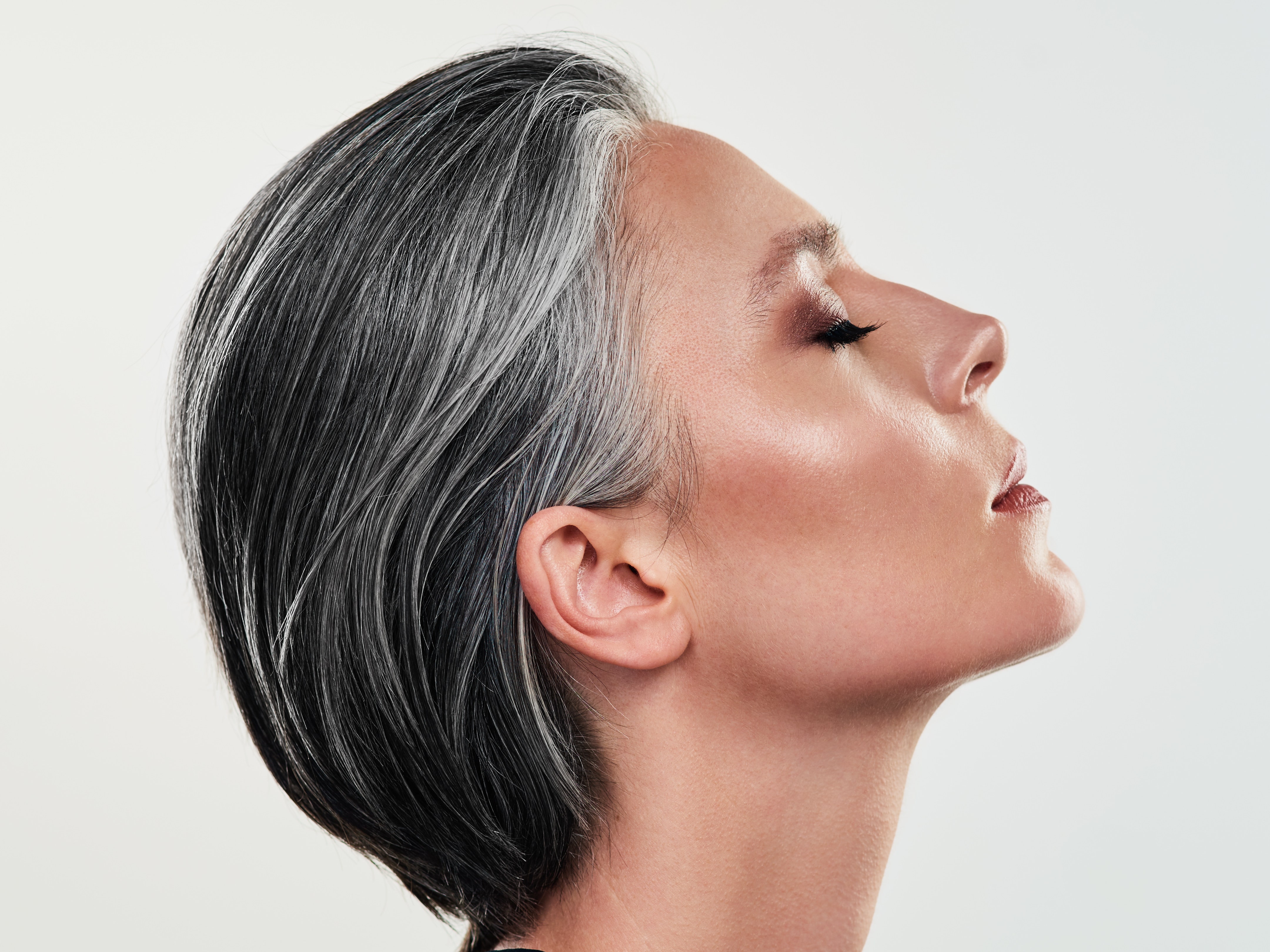 The Best Oils for Gray Hair, to Keep Silvery Hairstyles Vibrant and Hydrated