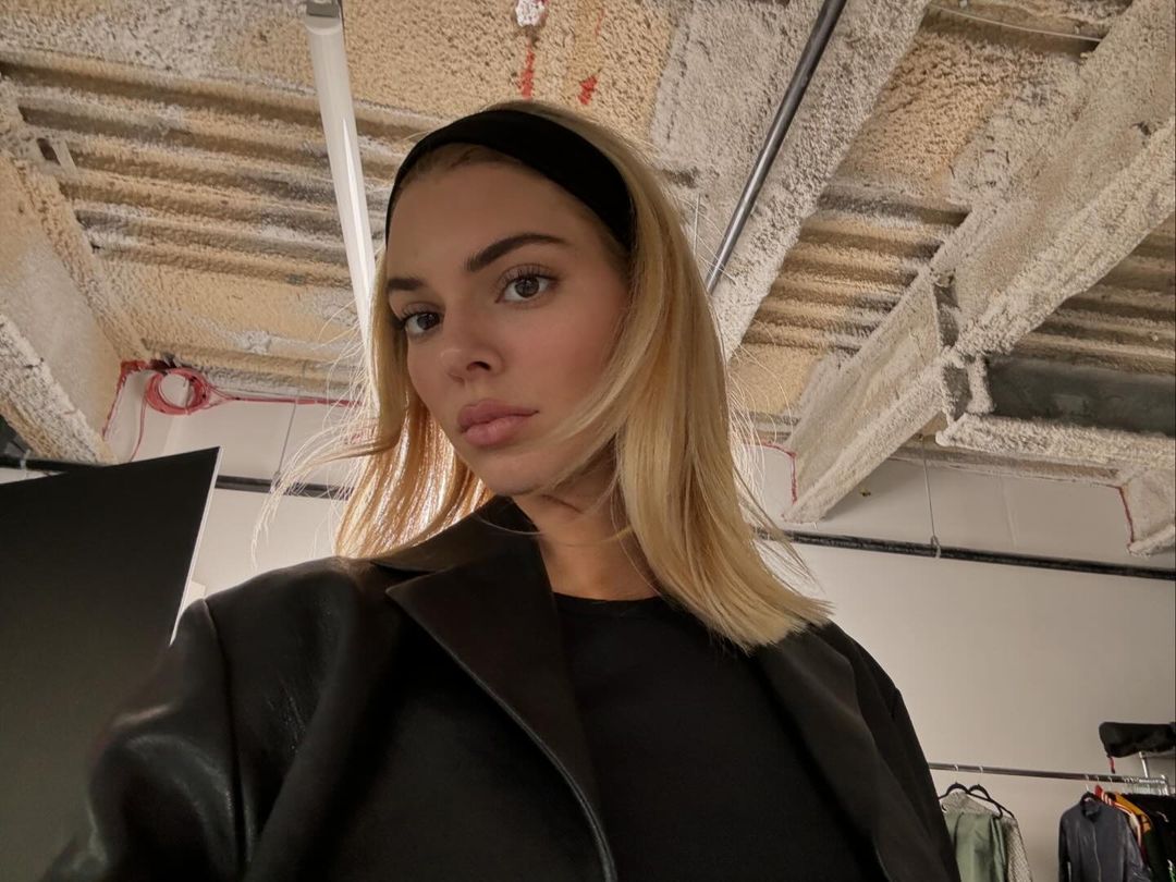 Kendall Jenner Goes “Carolyn Bessette-Kennedy” Blonde for Fall