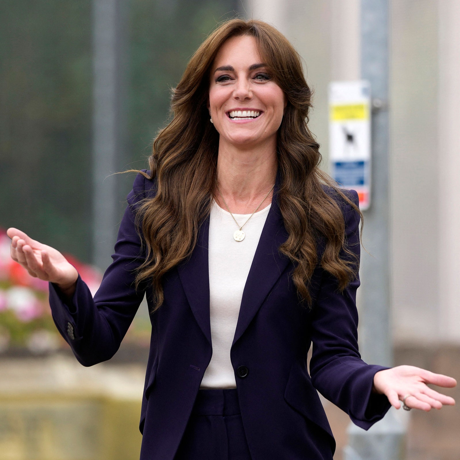 Kate Middleton hurt her fingers in the most mom way possible