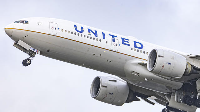 United Airlines Boeing 777-200 Aircraft Departing From Amsterdam 