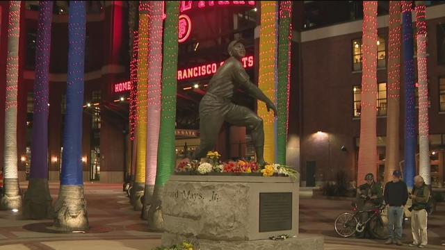 willie-mays-statue-flowers-061824.jpg 