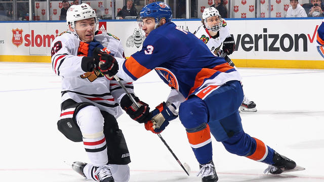 islanders-blackhawks-adam-pelech.jpg 