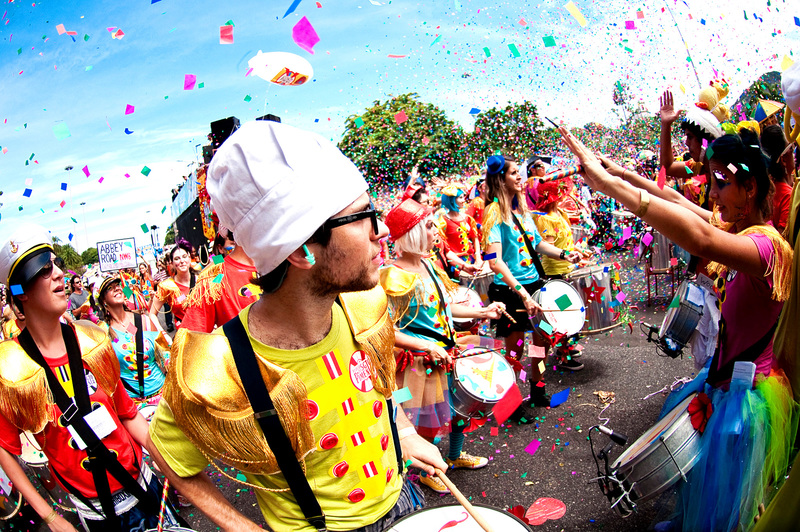 Dicas para o carnaval de BH são importantes para aproveitá-lo de forma econômica. Na foto, um grupo de foliões aproveita o carnaval de rua em BH