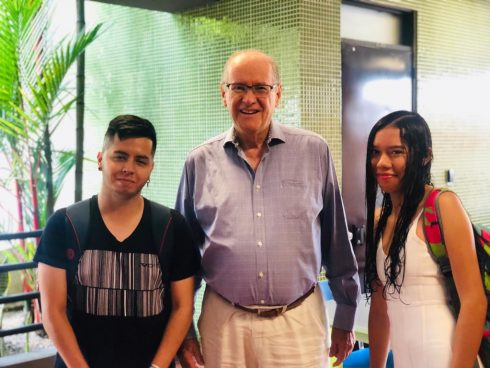 Ser Pilo Paga. Icesistas Juan Camilo Meneses (semillero Cali), rector Francisco Piedrahita, y María de los Ángeles Guzmán (semillero Norte del Cauca). Foto: Aurora Vergara