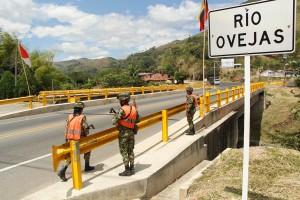 El puente sobre el río Ovejas ha sufrido dos ataques en los últimos años. 