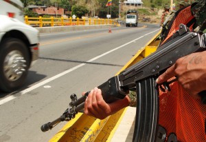 El ejército y la policía se repartieron la vía para no dejar un solo metro sin vigilancia. 