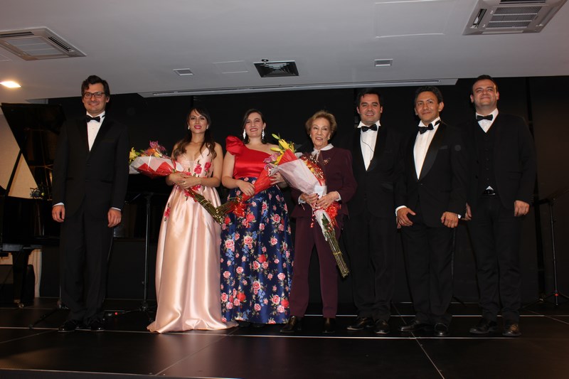 De Izq a der: Felipe Calle, pianista, Karolyn Rosero y Gabriela Ruiz, sopranos, Gloria de Wiesner gestora del evento, Andrés Agudelo e Iván Yesid Benítez , tenores y Juan David González, barítono