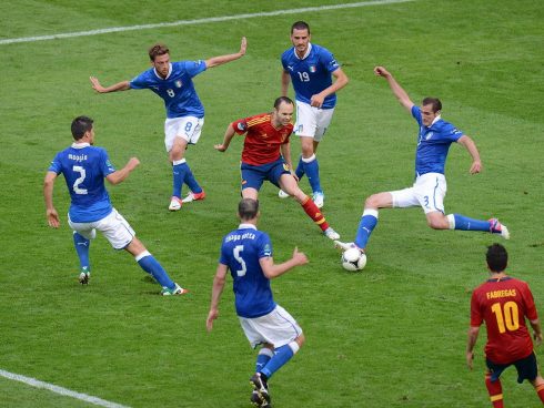 Foto: tomada de Iniesta rodeado, tributo a las clásicas imágenes de Andrés Iniesta rodeado de jugadores (http://iniestarodeado.com/es)