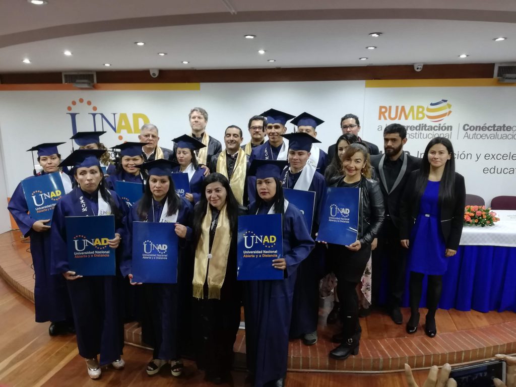 Ceremonia de graduación de bachilleres de 22 excombatientes de las Farc. Foto: Ceremonia de graduación de bachilleres de 22 excombatientes de las Farc. Foto: Excombatiente de las Farc, con su bebé recién nacida en brazos, graduándose de bachiller. Foto: Óscar Murillo / EL TIEMPO