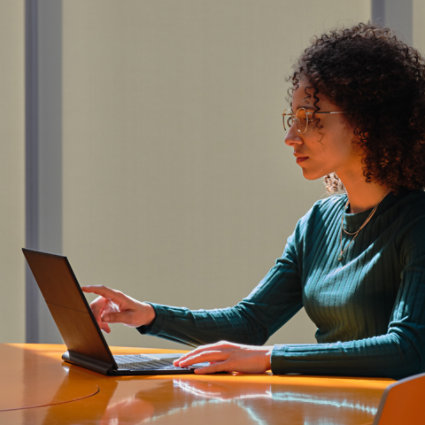 Eine Frau benutzt einen Touchscreen-PC