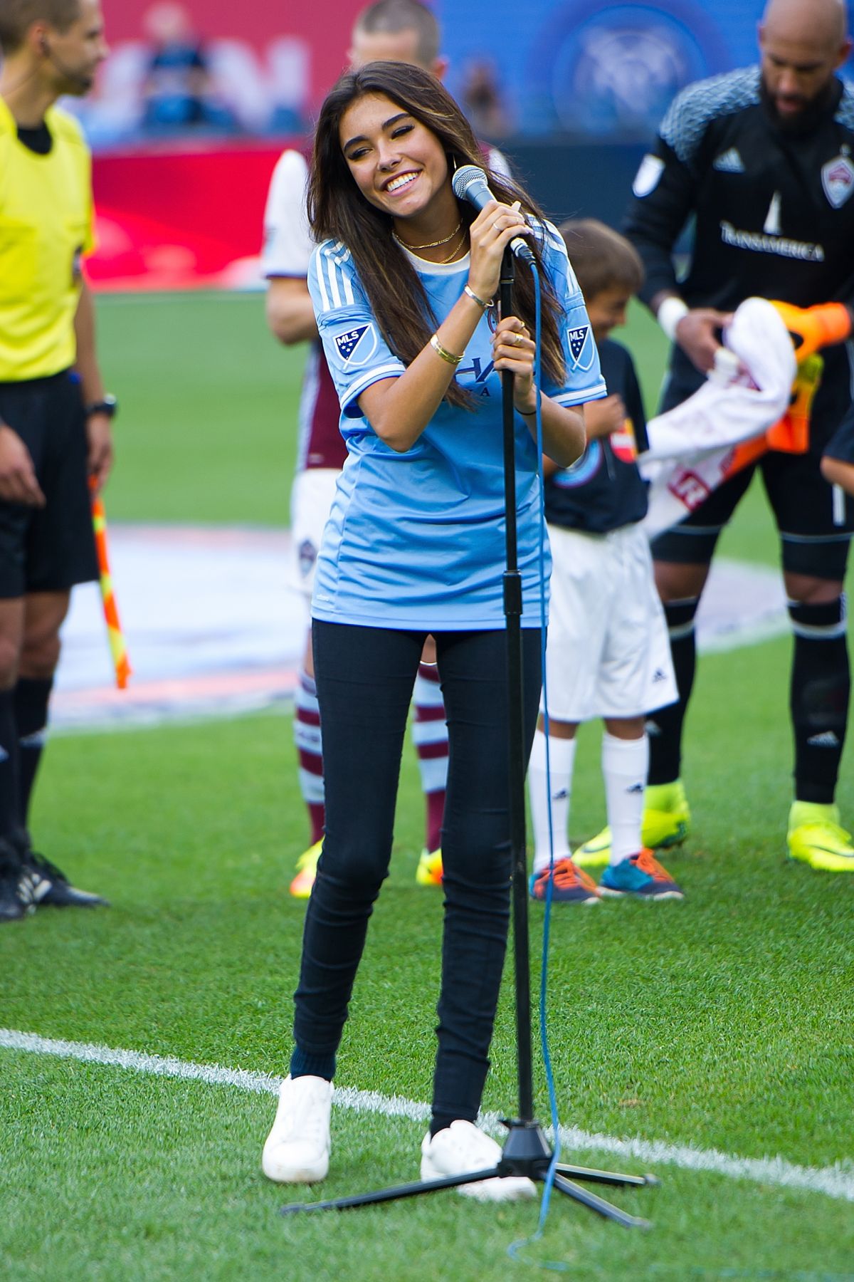 madison-beer-singing-national-anthem-at-yankee-stadium-in-new-york-07-30-2016_8