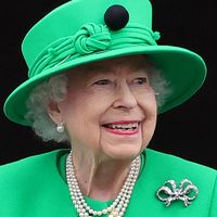 Britain's Queen Elizabeth II smiles to the crowd from Buckingham Palace (London, England) balcony at the end of the Platinum Pageant in London on June 5, 2022 as part of Queen Elizabeth II's platinum jubilee celebrations. The curtain comes down on four days of momentous nationwide celebrations to honor Queen Elizabeth II's historic Platinum Jubilee with a day-long pageant lauding the 96 year old monarch's record seven decades on the throne. (British royalty)