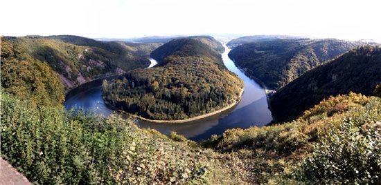 Bend in the Saar River above Mettlach, Saarland, Ger.