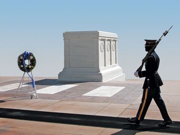 The Tomb of the Unknowns at Arlington National Cemetery in Arlington, VA also known as the Tomb of the Unknown Soldier and has never been officially named. Hompepage blog 2009, history and society, war memorial day, veterans day, 4th of July, graves