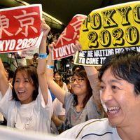 Japanese citizens learn that Tokyo will host the 2020 Olympics