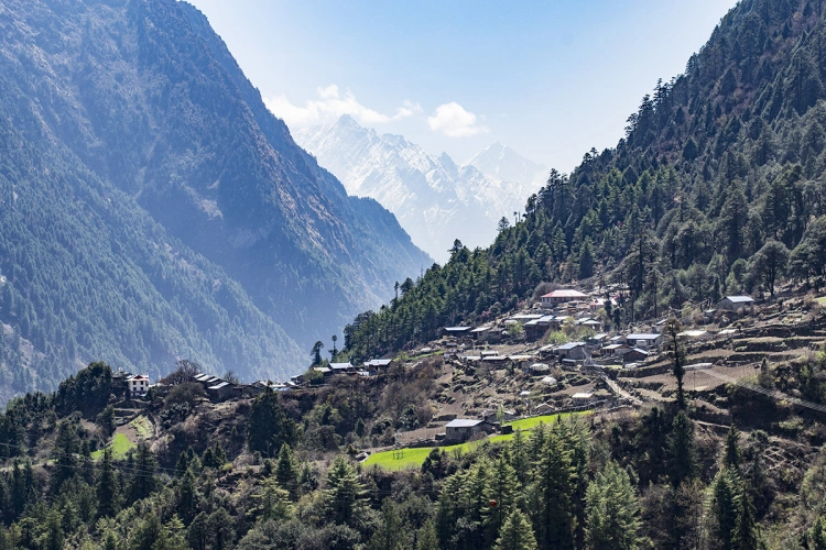 Dvanásť dní roku 2081 v Himalájach: trek okolo ôsmej najvyššej hory sveta
