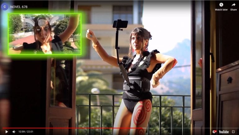 Vrouw die met selfiestick zichzelf in augmented reality filmt. 