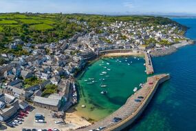 discover-mousehole-cornwall-picturesque-village-cobbled-streets-art-galleries-dog-free-bea