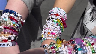 Why do Taylor Swift fans make friendship bracelets?