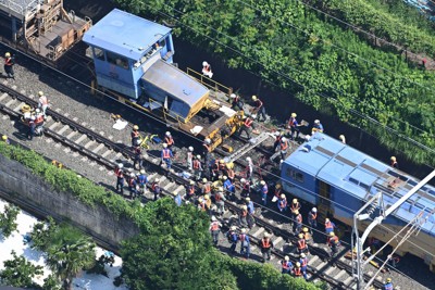 東海道新幹線の保守用車両同士が衝突し脱線した現場＝東海道新幹線の豊橋－三河安城間で2024年7月22日午前9時29分、本社ヘリから北村隆夫撮影